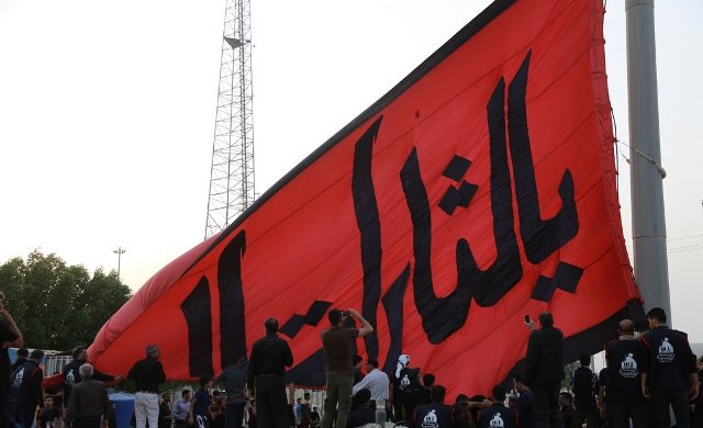 اكبر راية لاربعينية الامام الحسين (ع) على الحدود مع ايران+(صورة)