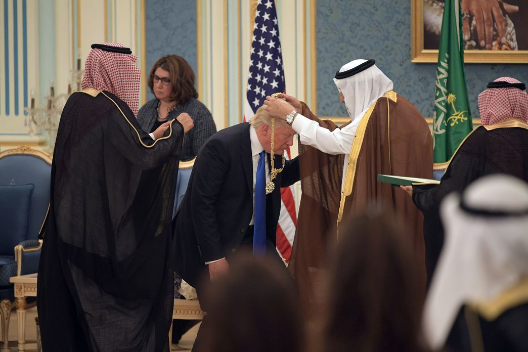  سناتور أمريكي: السعوديون جندوا ترامب موظفا لعلاقاتهم العامة