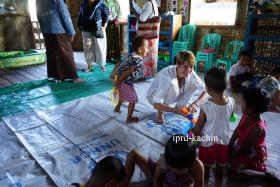 ကုလအထူးကိုယ္စားလွယ္ ျမစ္ႀကီးနားႏွင့္ ၀ိုင္းေမာ္ရွိ စစ္ေဘးေရွာင္စခန္းမ်ားသို႔ သြားေရာက္ 