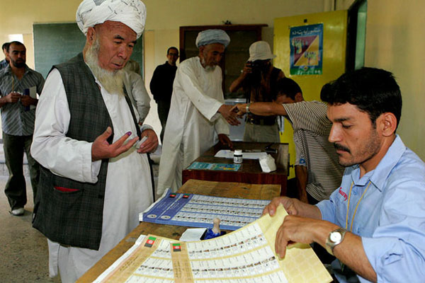 بدء التصويت في الانتخابات البرلمانية الأفغانية وسط تهديدات من "طالبان"
