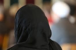 فتاة بريطانية تعتدي على زميلتها داخل مدرسة بسبب الحجاب!