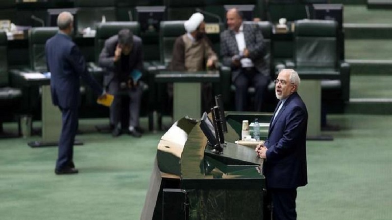 Zarif no Parlamento explicando adesão do Irã ao tratado de Combate ao Financiamento do Terrorismo (CFT)