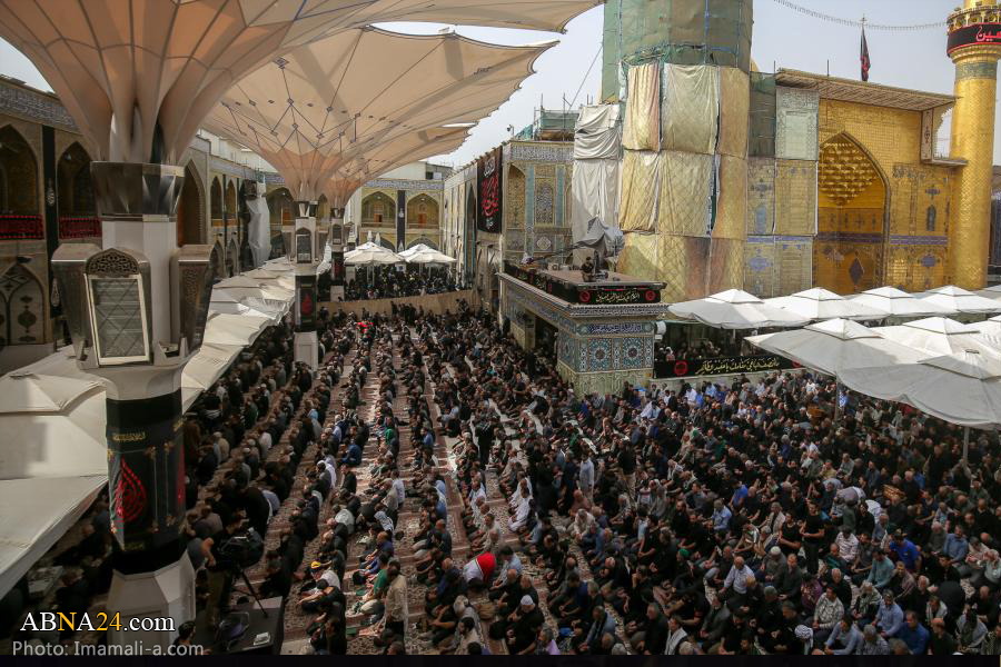 تقرير مصور/ زوار أربعينية الامام الحسين (ع) في صلاة الجماعة بحرم الامام امير المؤمنين(ع) بالنجف