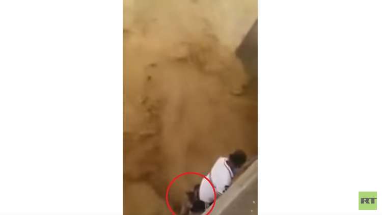 فيديو/ لحظة إنقاذ طفل من سيول داهمت منطقة الأغوار قرب البحر الميت في الأردن