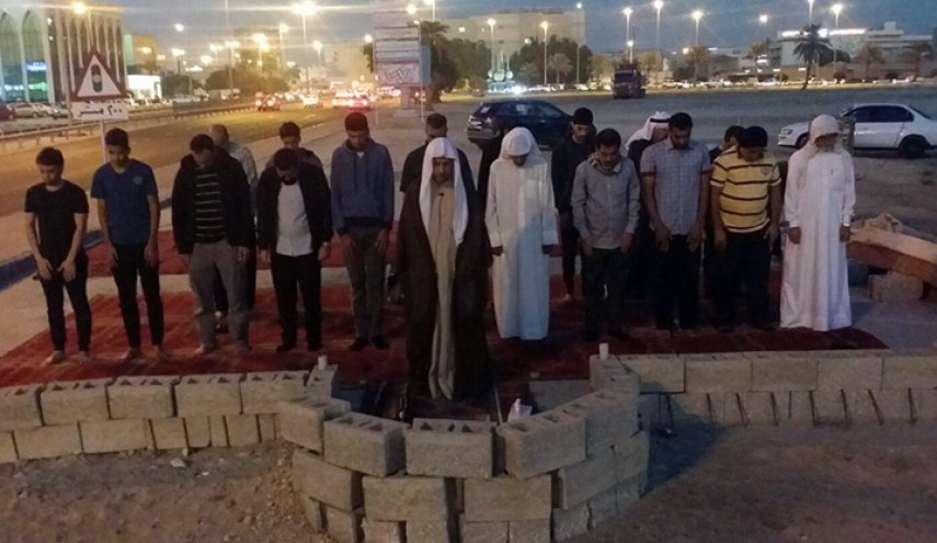 مواطنون يؤدون الصلاة في موقع "مسجد العلويات" المهدم ضمن 38 مسجداً إبان فترة الطوارئ