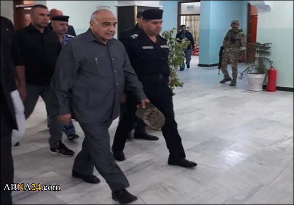 رئيس الوزراء العراقي يشارك الزائرين سيراً على الأقدام