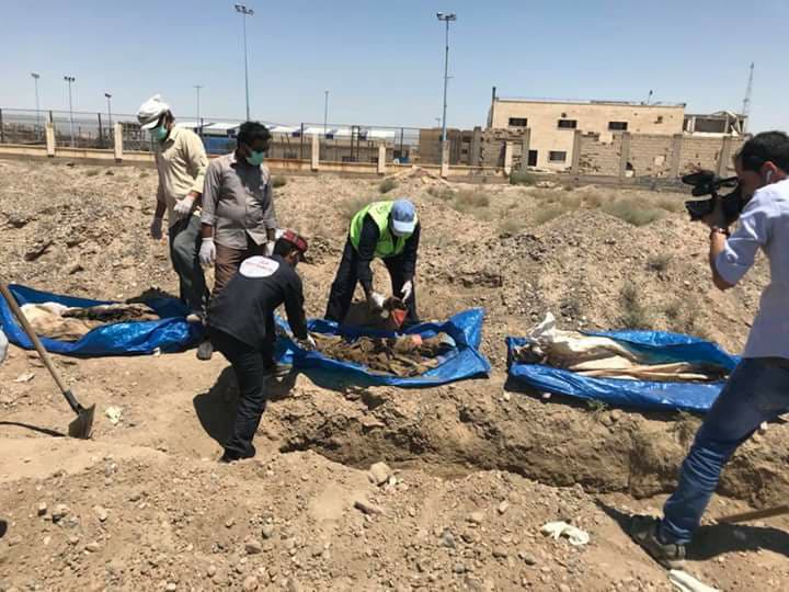 اكتشاف مقبرة جديدة في مدينة الرقة لمدنيين قتلوا نتيجة قصف طيران "التحالف الأميركي"