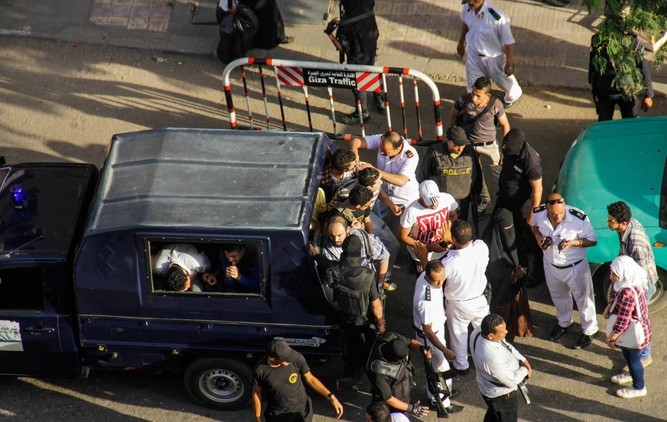 مصر: محاكمة عاجلة لـ34 طبيبا ومسؤولا بعد وفاة 11 شخصا خلال العلاج