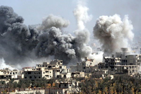 米軍戦闘機が、シリア東部の都市を白リン弾で爆撃