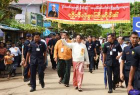 အေဆာင္အေယာင္ႏွင့္ ခံစားခြင့္အေပၚ သာယာပါက ပန္းတိုင္ေရာက္မည္မဟုတ္ဟု သမၼတ သတိေပး 