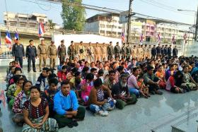  မဲေဆာက္တြင္ ျမန္မာလုပ္သား ၃၀၀ ေက်ာ္ဖမ္းဆီးခံရ ျမန္မာလုပ္သားမ်ားကို သက္ညႇာစြာ စစ္ေဆးရန္ ေတာင္းဆိုထားဟု ျမန္မာသံအရာရွိေျပာ