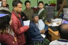 ႀကိဳတင္မဲမ်ားေၾကာင့္ အျငင္းပြားေနသည့္ ျမစ္ႀကီးနားတြင္ မဲရလဒ္ပံုစံ(၁၉)၌ ဒီခ်ဳပ္အပါအဝင္ ကိုယ္စားလွယ္ေလာင္းသံုးဦး လက္မွတ္မထိုးေသး