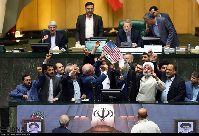 ایرانی پارلیمنٹ " امریکہ مردہ باد " کے نعروں سے گونج گئی