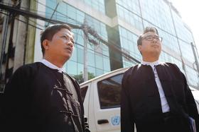 ႐ိုက္တာသတင္းေထာက္ႏွစ္ဦး လႊတ္ေပးရန္ လူ႔အခြင့္အေရး အဖဲြ႕အစည္း ၅၀ ေက်ာ္က ေဒၚေအာင္ဆန္းစုၾကည္ထံ အိတ္ဖြင့္ေပးစာေပးပို႔