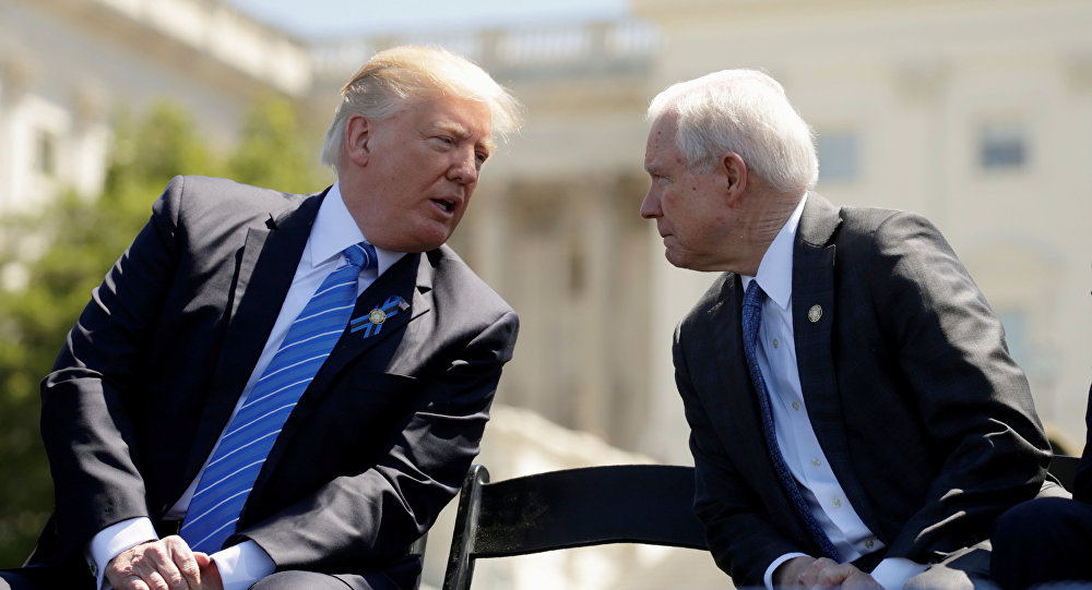 Procurador-geral dos EUA, Jeff Sessions, renuncia ao cargo a pedido de Trump