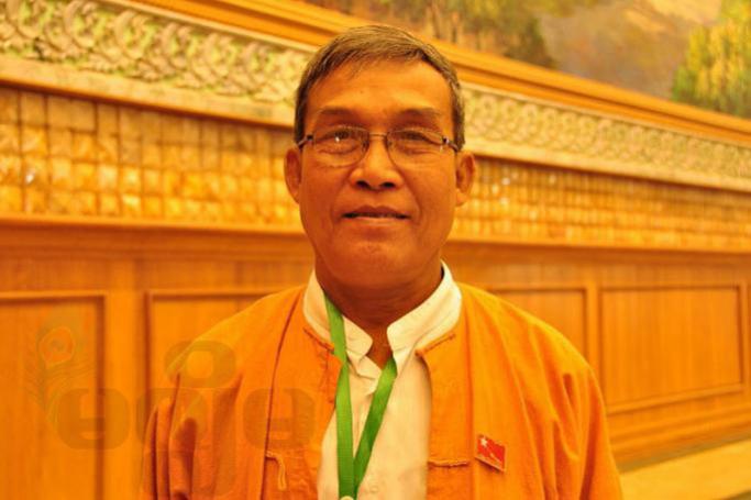 ​"ရခုိင္ျပည္နယ္ဝန္ႀကီးလိုက္ပါလာတဲ့ယာဥ္ လမး္ေဘးထိုးက်"