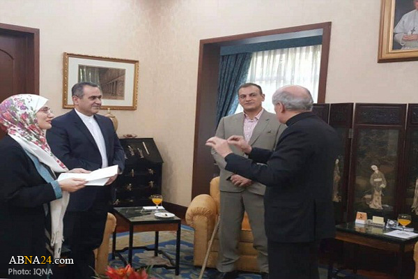 Pope thanks Iranian calligrapher for Quranic gift