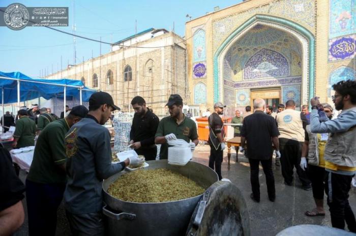 العتبة العلوية تقدم الخدمات للزائرين بذكرى شهادة الإمام العسكري (ع) في سامراء