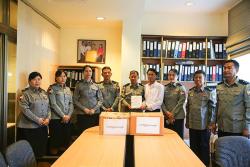 ေဒၚခင္ၾကည္ေဖာင္ေဒးရွင္းက ရဲသင္တန္းေက်ာင္းမ်ားသို႔ စာအုပ္မ်ား လွဴဒါန္း