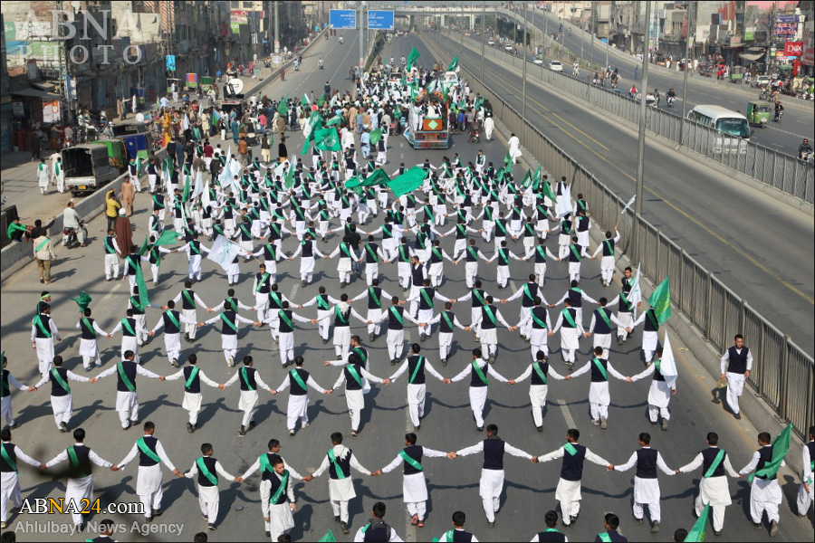 تقرير مصور/ المسلمون الشيعة يحتلفون بمناسبة المولد النبي (ص) في باكستان
