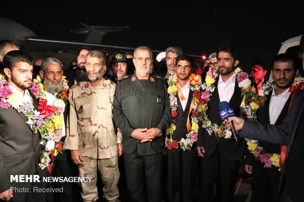 ایران کے 5 سرحدی محافظ آزادی کے بعد وطن واپس پہنچ گئے