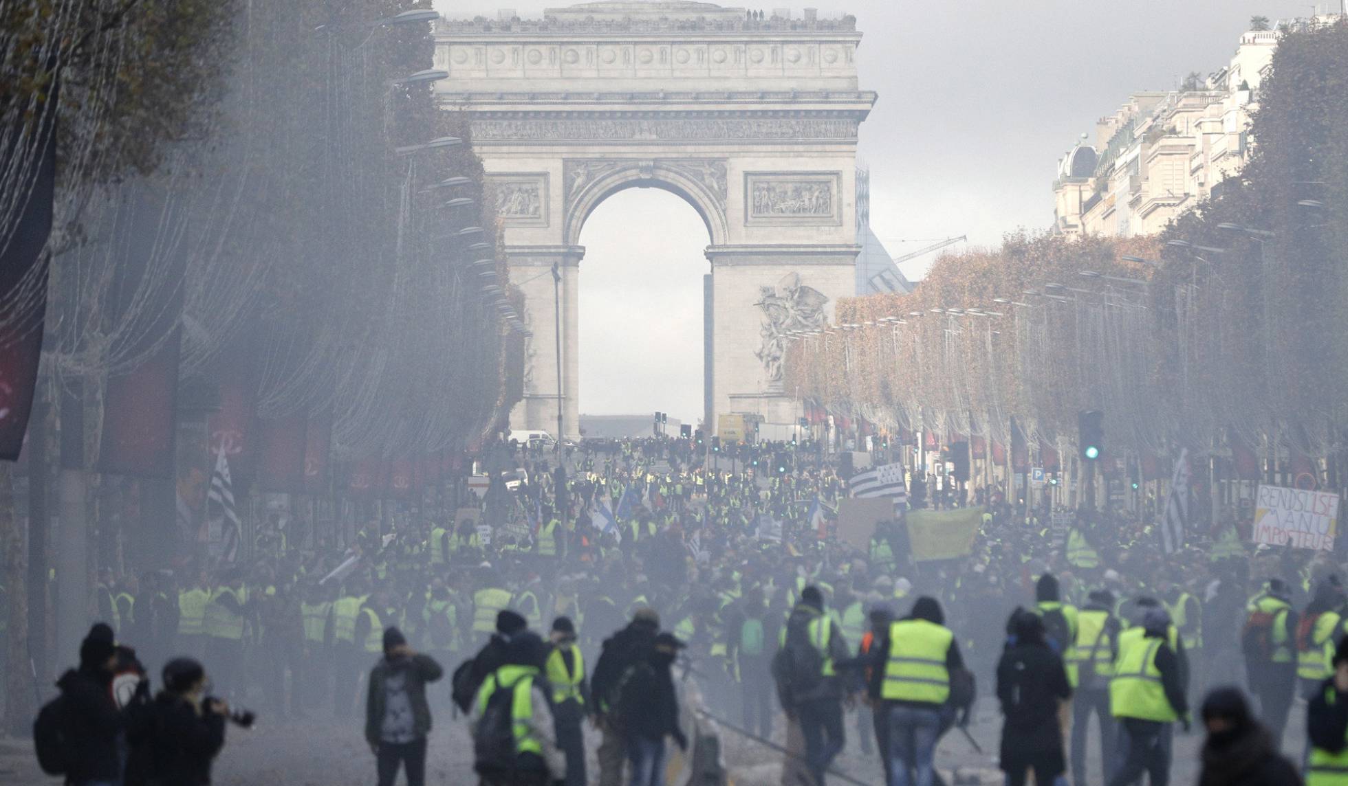 Protesto dos 'coletes amarelos' em Paris é dispersado com gás lacrimogênio