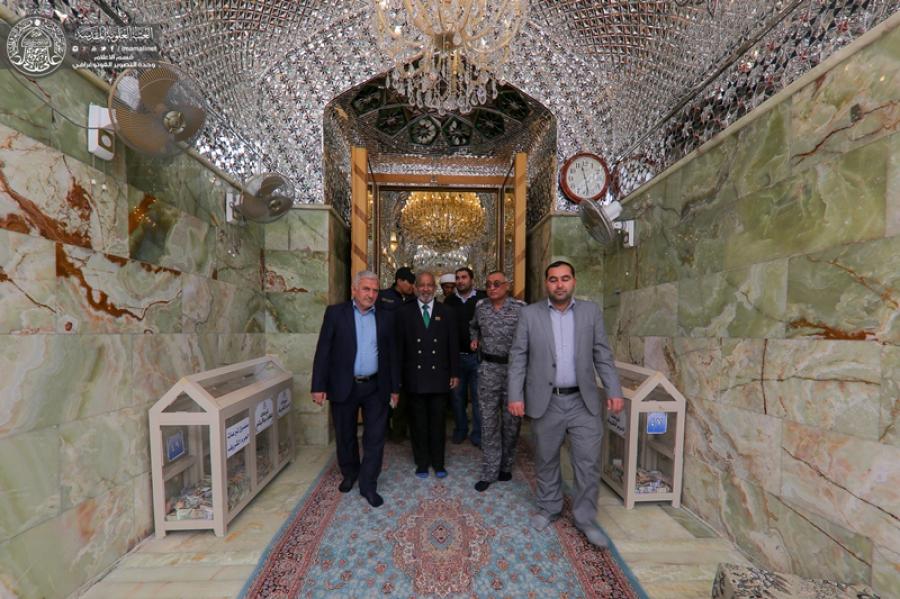 سفير جمهورية سريلانكا يتشرف بزيارة مرقد أمير المؤمنين(ع) +(صور)