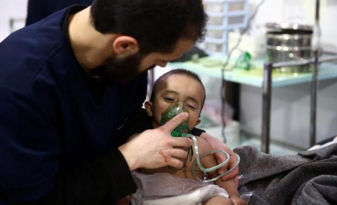 فيديو/ جماعات أرهابية مسلحة تستهدف أحياء حلب بالغازات السامة