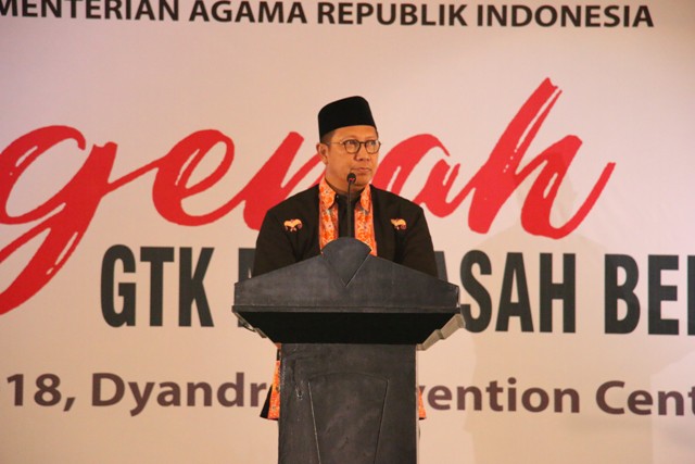 Pesan Menag di Hari Guru, Mendidiklah dengan Cinta