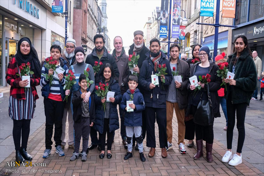 Scottish Muslims hand out flowers on Prophet Muhammed’s birthday / Pics