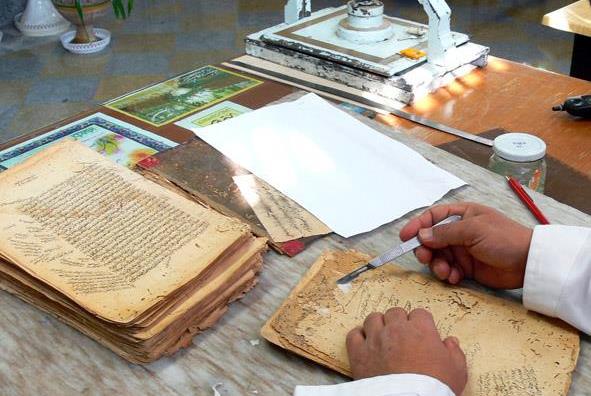 العتبة الرضوية المقدسة تقيم دورة تدريبية خاصة بالمخطوطات لفريق عراقي