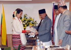ျမန္မာ-နီေပါ ႏွစ္ႏုိင္ငံကုန္သြယ္ေရးႏွင့္ ရင္းႏွီးျမႇဳပ္ႏွံမႈ သေဘာတူစာခ်ဳပ္ ပထမဆံုးအႀကိမ္ လက္မွတ္ထိုး ေဒၚေအာင္ဆန္းစုၾကည္ အေၾကာင္း
