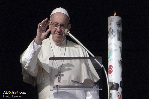 Pope Francis lights candle for peace in Syria  