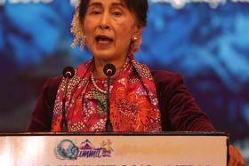 ႐ႈပ္ေထြးခက္ခဲသည့္ အေျခအေနမွ ၿငိမ္းခ်မ္းေရးေဖာ္ေဆာင္ရန္ ႀကီးမားေလးလံေသာ တာဝန္ထမ္းေဆာင္ေနရေၾကာင္း အတိုင္ပင္ ခံပုဂၢိဳလ္ ေဒၚေအာင္ဆန္