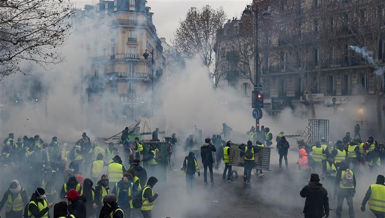 باريس تحذر الجهات الساعية لإسقاط النظام في فرنسا