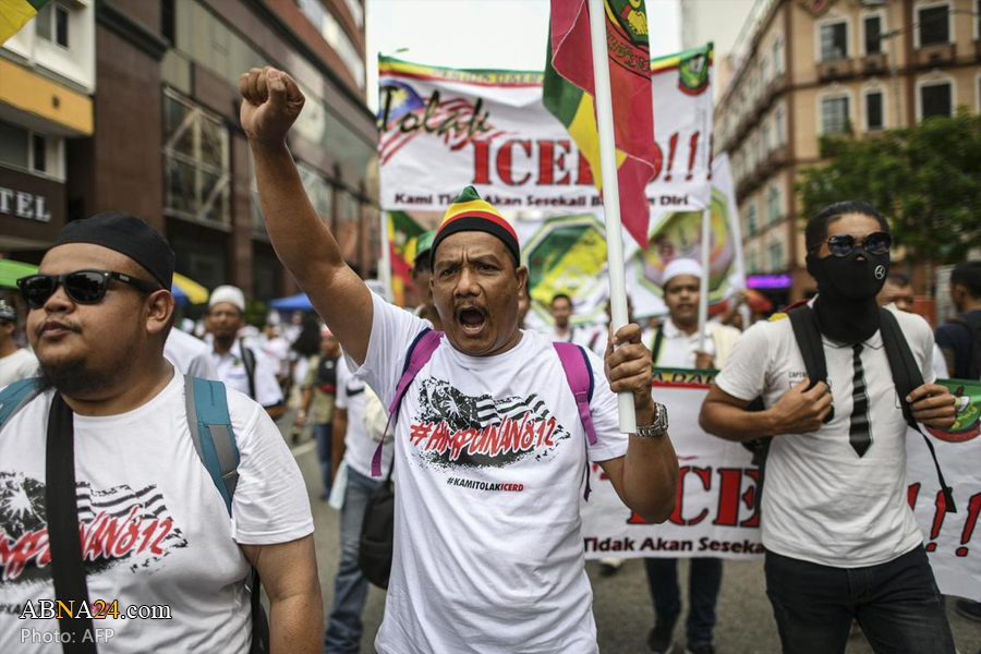 Muslims rally to defend rights in Malaysia