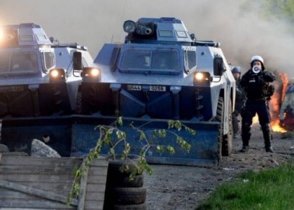 السلطات تستخدم مدرعات عسكرية لمواجهة "السترات الصفراء" وعشرات الاصابات+(صور)