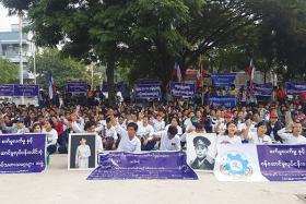 မႏၲေလးတိုင္း အလုပ္သမားဝန္ႀကီး ခန္႔ထားေရးႏွင့္ အလုပ္သမားအေရး ထိေရာက္စြာေျဖရွင္းေပးရန္ ဆႏၵျပ