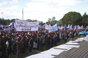 စစ္ေရွာင္အေရး ဆႏၵျပသူသံုးဦးကုိ လႊတ္ေပးရန္ ျမစ္ႀကီးနားတြင္ လူေထာင္ခ်ီ ဆႏၵထုတ္ေဖာ္ အမွန္တရားဘက္ရပ္တည္မႈမရွိသည့္ တရားသူႀကီး အလိုမရ