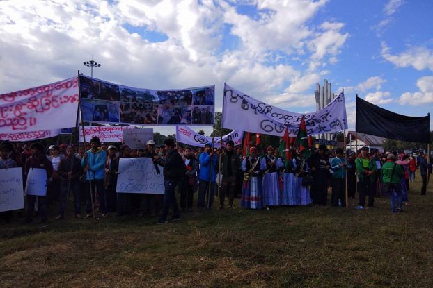 စစ္ေဘးေရွာင္မ်ားအားကူညီရန္ ႀကဳိးပမ္းသျဖင့္ ေထာင္ခ်ခံေနရသူ ၃ ဦးကို လႊတ္ေပးရန္ ဆႏၵျပ