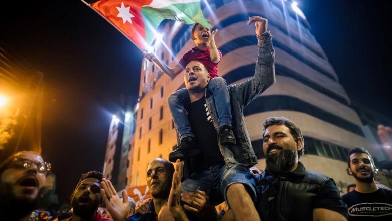 أردنيون يحشدون "الشماغات الحمراء" ضد الحكومة+(صورة)