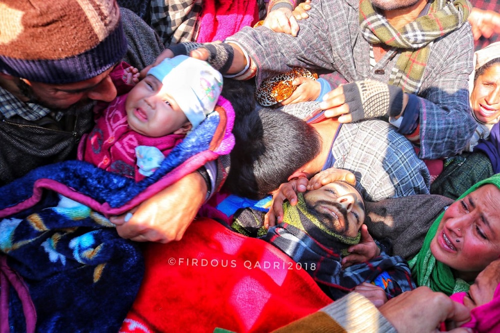 کشمیر میں جنگجوؤں اور فورسز کے درمیان مسلح معرکہ آرائی، ۲ فوجی اہلکار ہلاک، ۲ شہری شہید