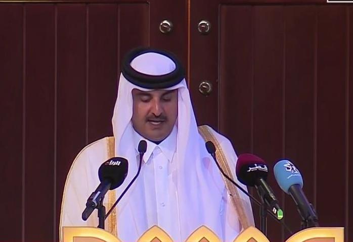 أمير قطر يهاجم "دول المقاطعة" ويؤكد عدم تراجع الدوحة عن موقفها من الأزمة الخليجية 