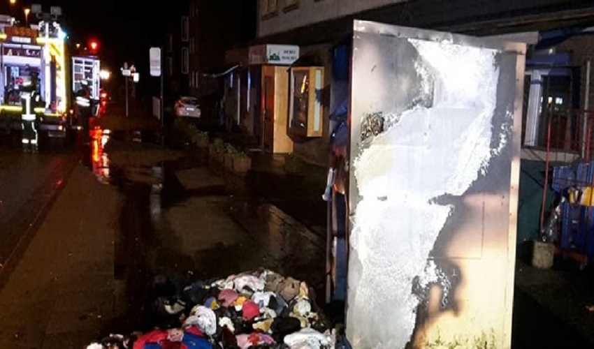Brandanschlag auf Altkleidercontainer vor Moschee 