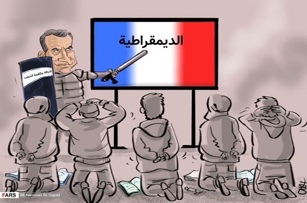 کاریکاتیر/ الرئيس الفرنسي يدرس الديمقراطية بطريقته الخاصة 