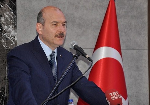 وزير الداخلية التركي يدعو لمنح الجنسية لأطفال اللاجئين السوريين