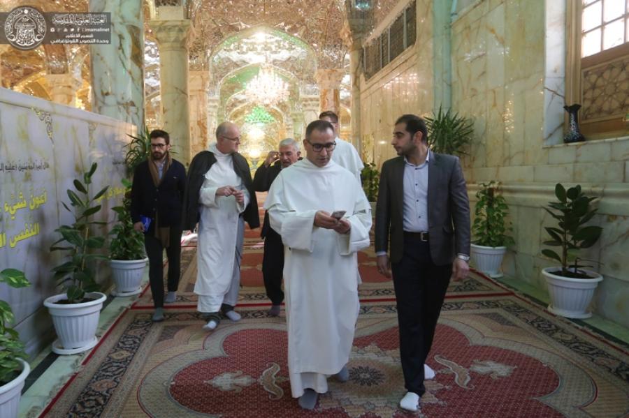 رجال دين وعلماء وباحثون كاثوليك من مختلف دول العالم يتشرفون بزيارة مرقد أمير المؤمنين(ع)+(صور)