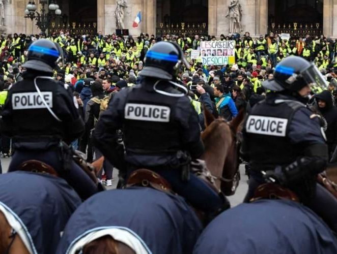 السترات الزرقاء تنضم إلى الصفراء في فرنسا