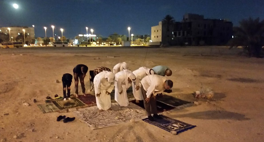 بحرينيون يؤدون الصلاة في موقع مسجد العلويات المهدم ضمن 38 مسجداً  