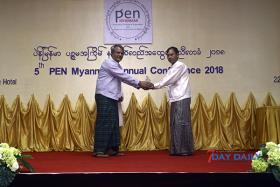 ဒုရဲမွဴးေဟာင္း မုိးရန္ႏိုင္ကို ပဲန္ျမန္မာအဖြဲ႕က ဂုဏ္ျပဳဆုခ်ီးျမႇင့္